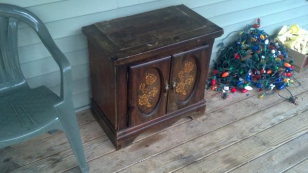 curb side free bed side table (Shapleigh)