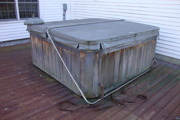 FREE SUNDANCE 7 PERSON HOT TUB (Eliot)