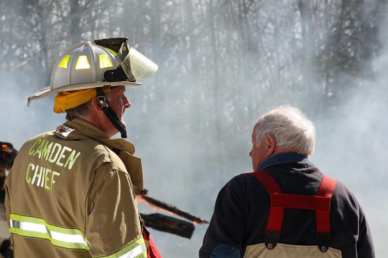 Bruce Woodward and Camden Fire Chief Chris Farley at the March 26 house fire in Camden. (Photo by Holly S. Edwards)