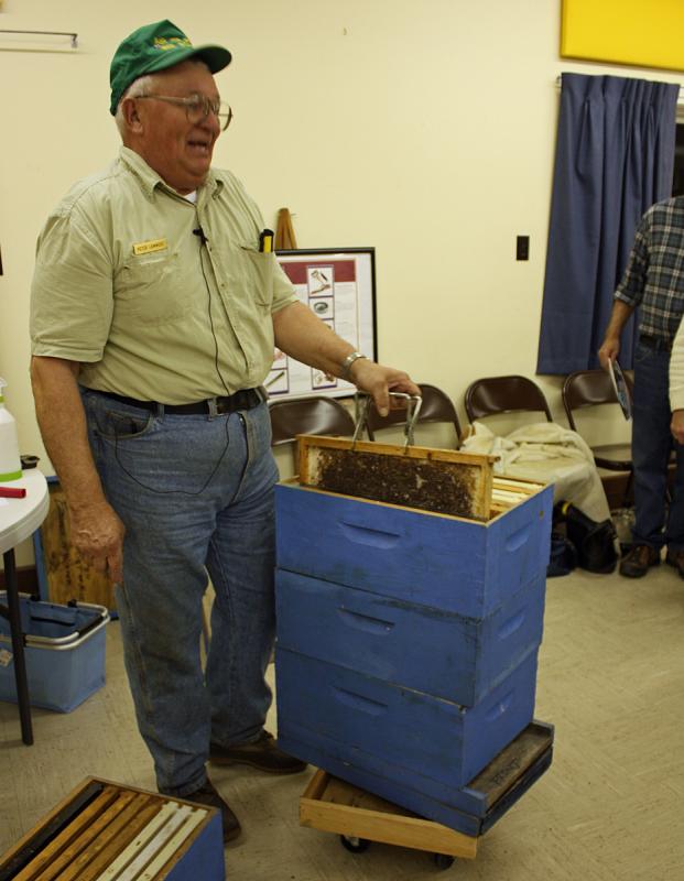 Peter Lammert uses another tool to lift out frames. (Photo by Holly S. Edwards)