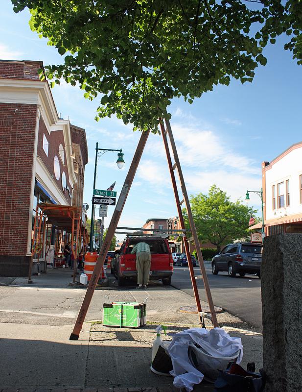Peter Lammert of Thomaston grabs gear from his truck after setting up his ladder on Main Street in Rockland around 5 p.m. Friday. (Photo by Holly S. Edwards)