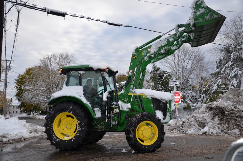 Steve Laite on snow removal duty. (Photo by Lynda Clancy)