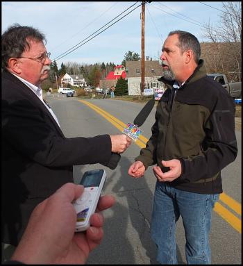 Scott Pelletier, commander of southern division of the MDEA, speaks with television news reporter Don Carrigan at the scene of the suspected meth lab on South Shore Drive in Owls Head. (Photo by Chris Wolf)