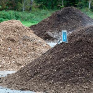(Photo courtesy University of Maine Cooperative Extension / Edwin Remsberg)
Soil heaps. (Photo courtesy University of Maine Cooperative Extension / Edwin Remsberg)
