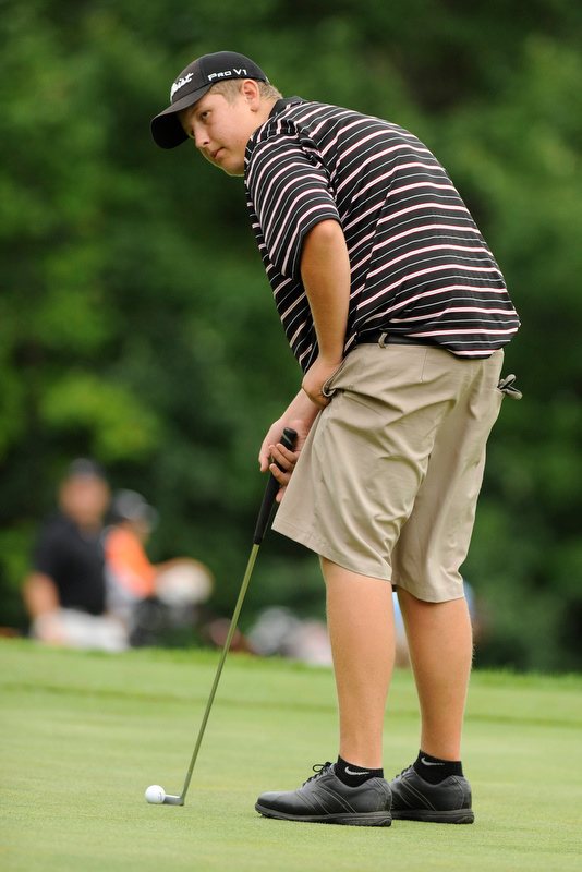Oceanside's Reilly Flanagan readys to putt. Photo by Ron Hawkes