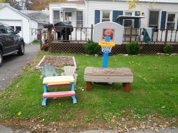 free kids stuff curbside (Fairfield)