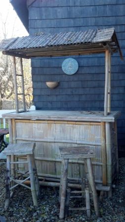 Tiki Bar and 2 Bar Stools (Limington)
