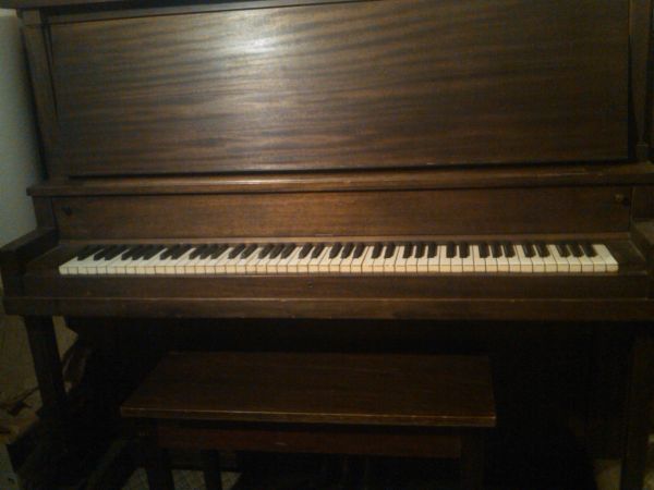 Upright Piano - FREE (Arundel)