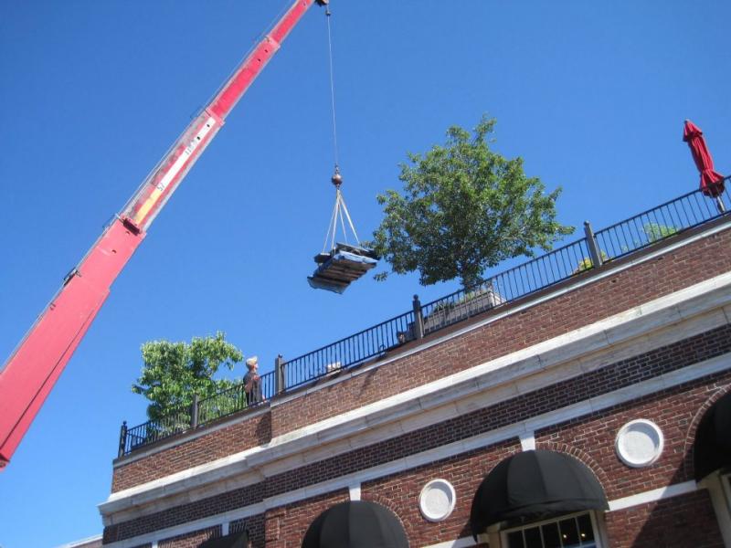 A crane had to lift the waterwall to the rooftop. (photo: Alternative Rock, LLC) alternative rock, llc, pechakucha