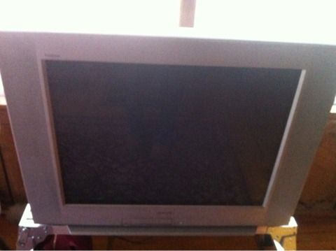 Free SONY 32 inch trinitron (Wells)