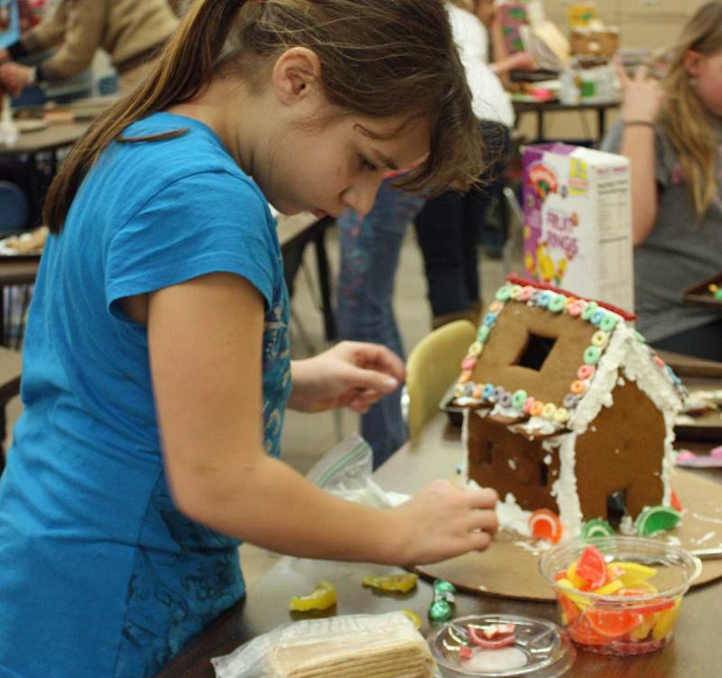Sugar-coated fruit wedge candies make a nice addition to this gingerbread house. (Photo by Holly S. Edwards)