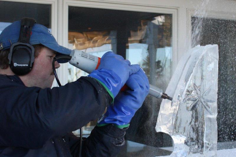 Chef Tim Pierce of Samoset Resort will be carving nearly 12,000 pounds of ice for the new bar and lounge. (photo: Samoset Resort)