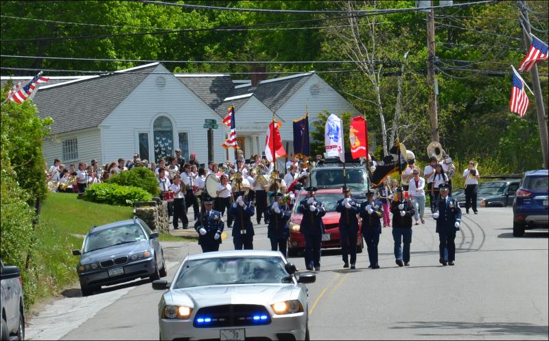 And the parade comes, rounding Union Street and heading down Central Street. (Photo by Lynda Clancy)