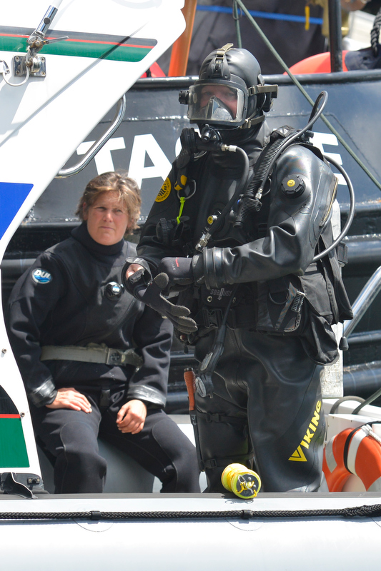 A diver gets ready to dive in search of the missing diver that was working on the yacht in Rockland Harbor Sunday. (Photo by Ron Hawkes)