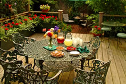 Chill in the inn's garden patio with a cold glass of beer and snacks. (Courtesy Captain Lindsey House Inn)