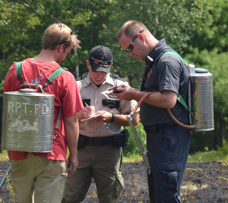 Ranger Scott Maddox and Rockport Fire Chief Jason Peasley sort out the details. (Photo by Lynda Clancy)
