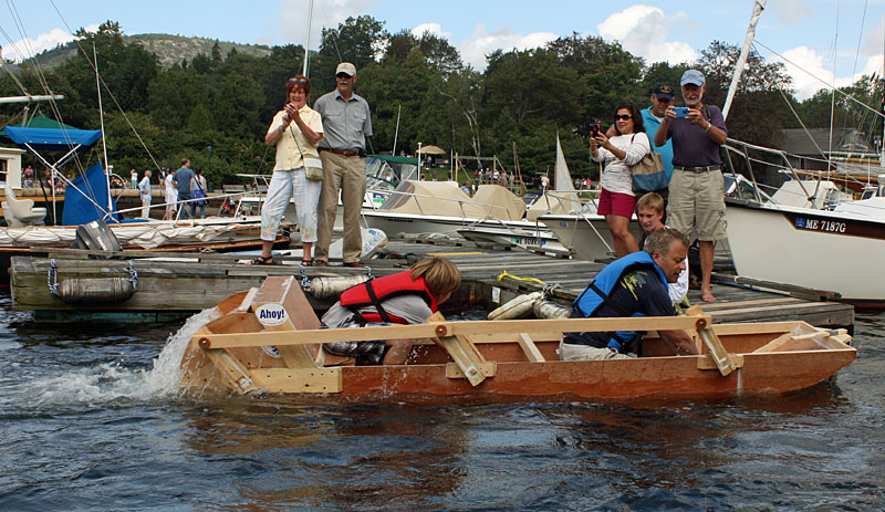 The crew of the Stern Paddle Wheeler dig deep. (Photo by Holly S. Edwards)