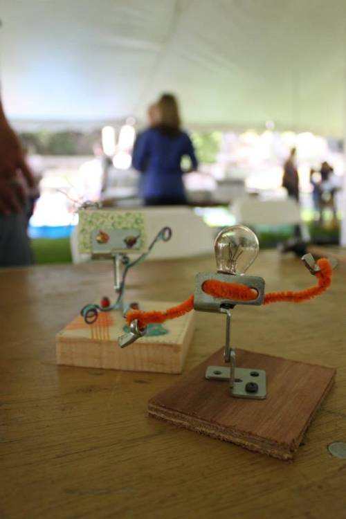 CMCA’s ArtLab ‘Mystery Bag’ – Make a Robot. (Courtesy Maggi Blue)