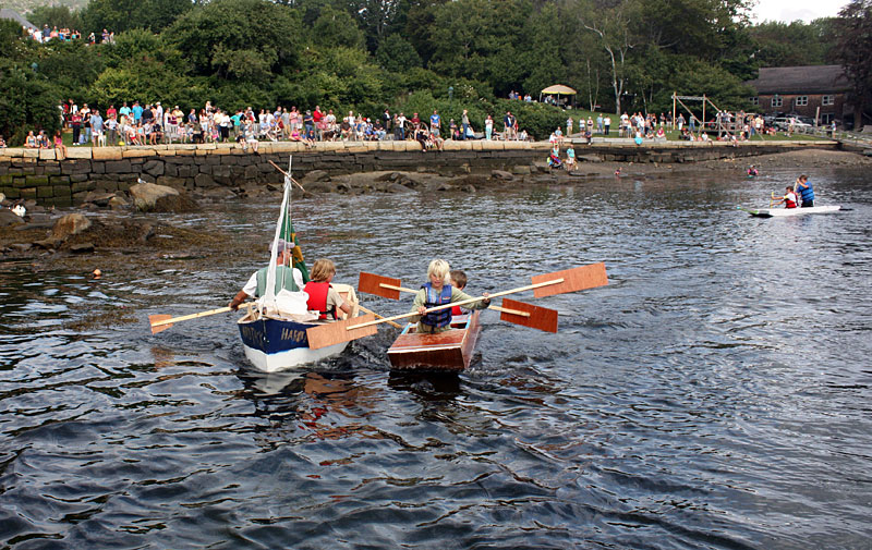 A near collision averted in the race for the finish line. (Photo by Holly S. Edwards)