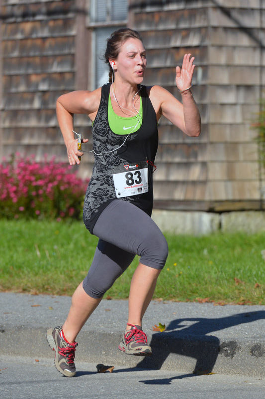 Pinky Ryan Curtin shows perfect form as she sprints towards the finish line. (Photo by Ron Hawkes)