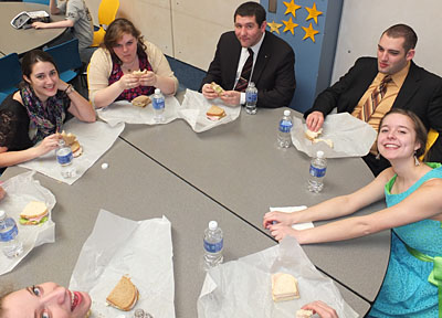 Students enjoy lunch.