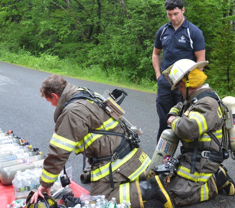 Changing air tanks. (Photo by Lynda Clancy)