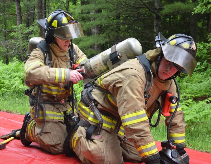 Changing air tanks. (Photo by Lynda Clancy)