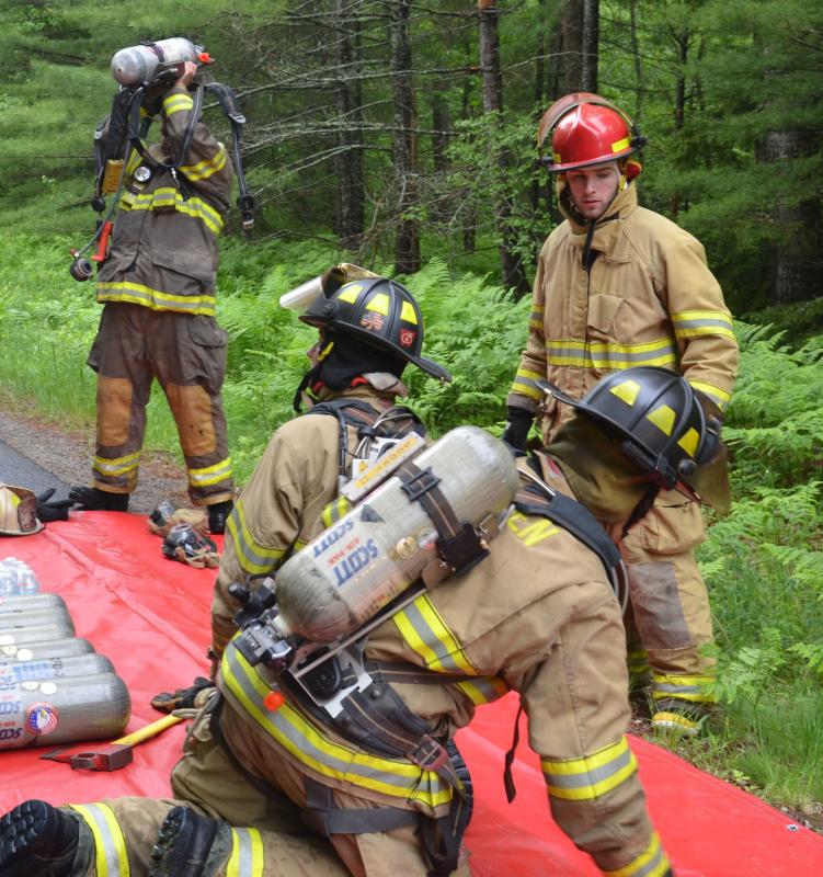 Changing air tanks. (Photo by Lynda Clancy)