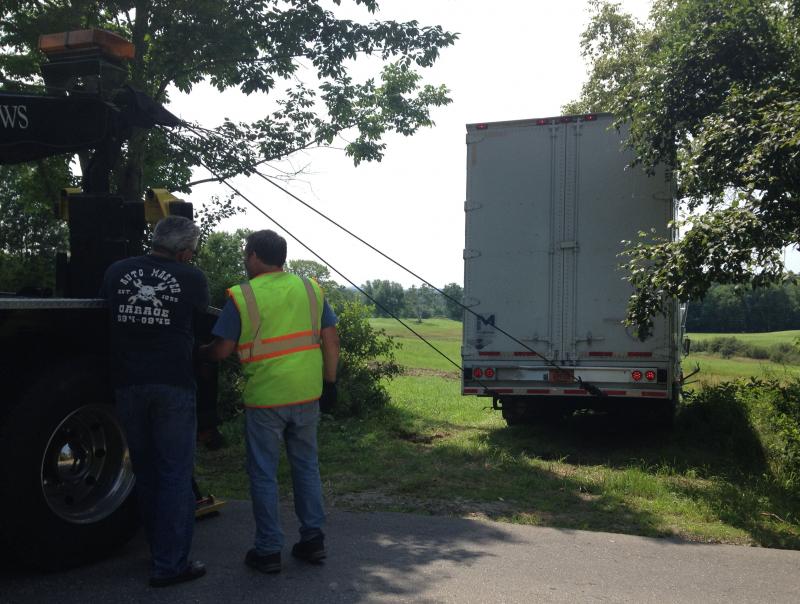 Camden Exxon’s Steve Laite (right) and Larry Oakes, owner of Automaster, of Spruce Head, confer about hauling the truck out.