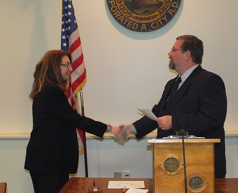 Valli Geiger is congratulated by City Clerk Stuart Sylvester after being sworn in. (Photo by Chris Wolf)