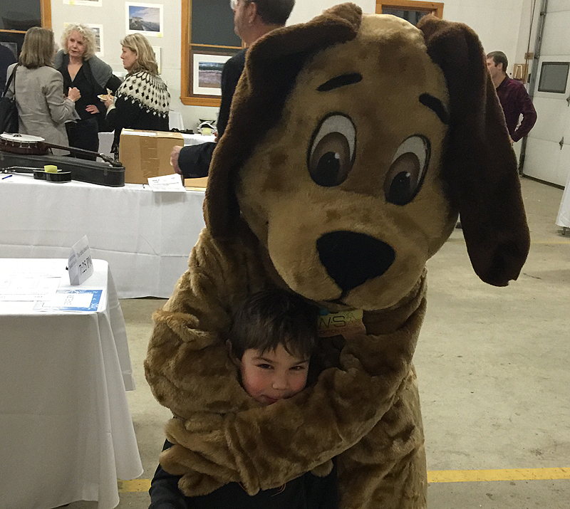 Petey and a pint-sized friend. (Photo by Holly S. Edwards)