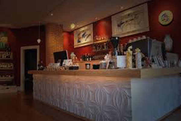 Thursday wine tasting at Rayr. (Photo courtesy of Rayr)