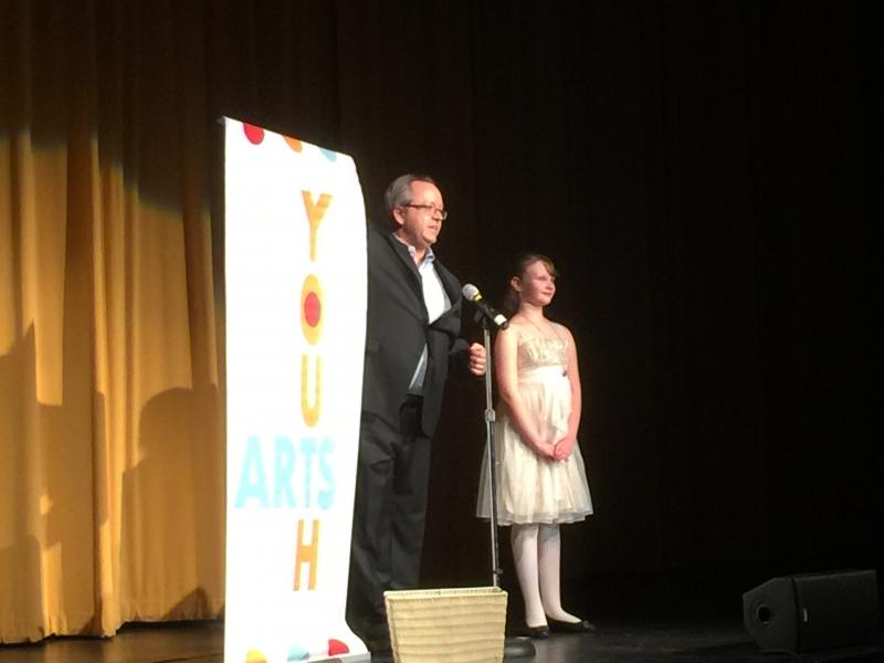 Camden-Rockport Elementary School teacher Scott Dyer introduces the production ‘Home by the Sea.’