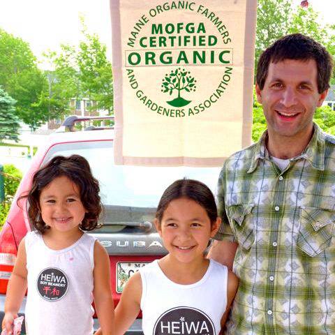 Jeff Wolovitz and daughters at the Farmers Market
Photo by Jean English heiwa