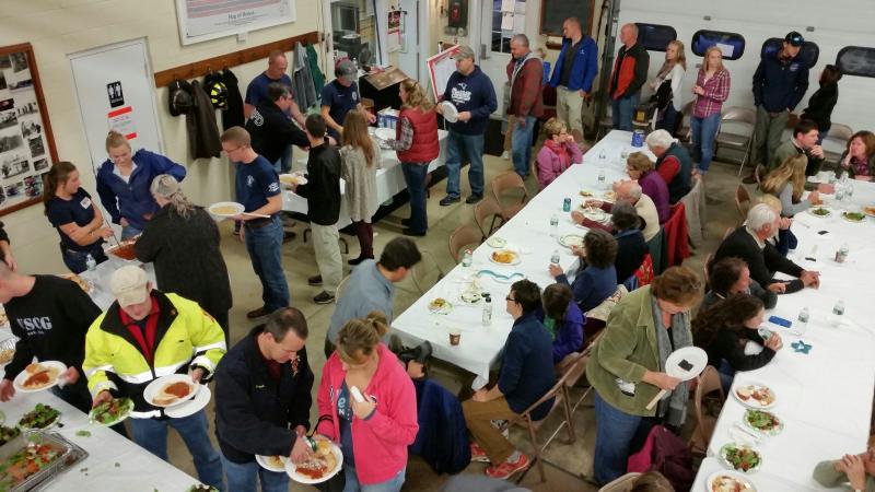 The dinner crowd moving through the line. (Photo by Sarah Shepherd)