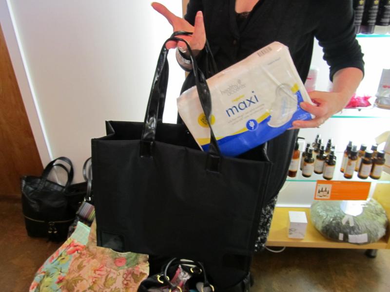 Purse Project gives homeless women bags filled with comfort items ...