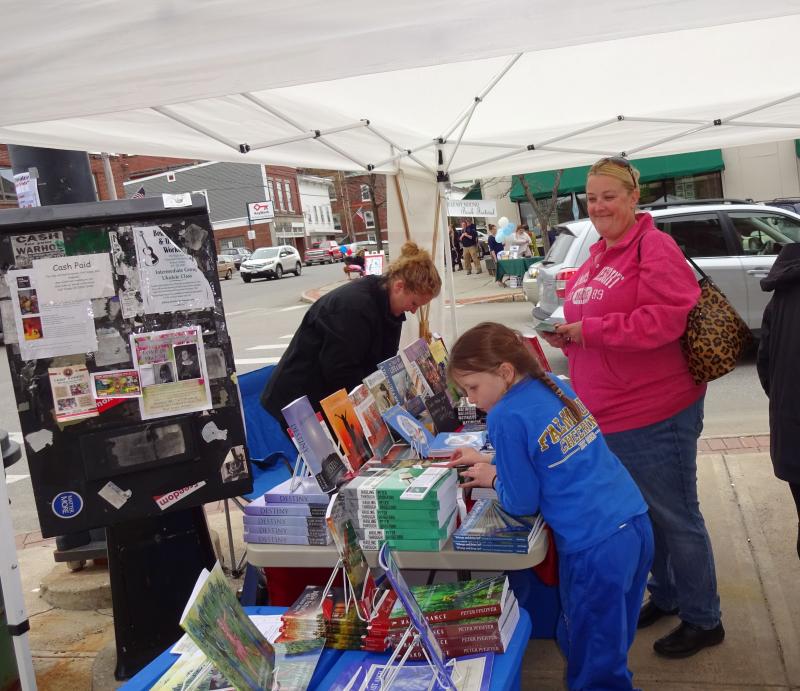Kelly Brooks, author of “The Rainbow Pants,” signs a book for a fan.(photo by Erica Thoms)