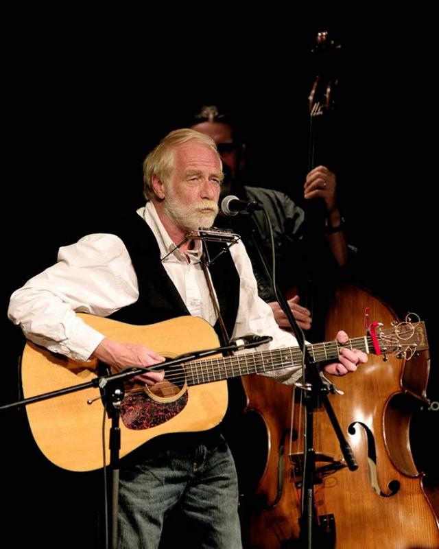 David Mallet will be doing a special free performance at Savage Oakes vineyard and winery.