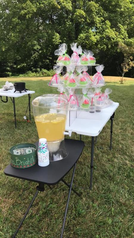 One of the tables displaying freshly squeezed lemonade and homemade cupcakes at KK’s Corner. (Photo courtesy of Tracie Nguyen)