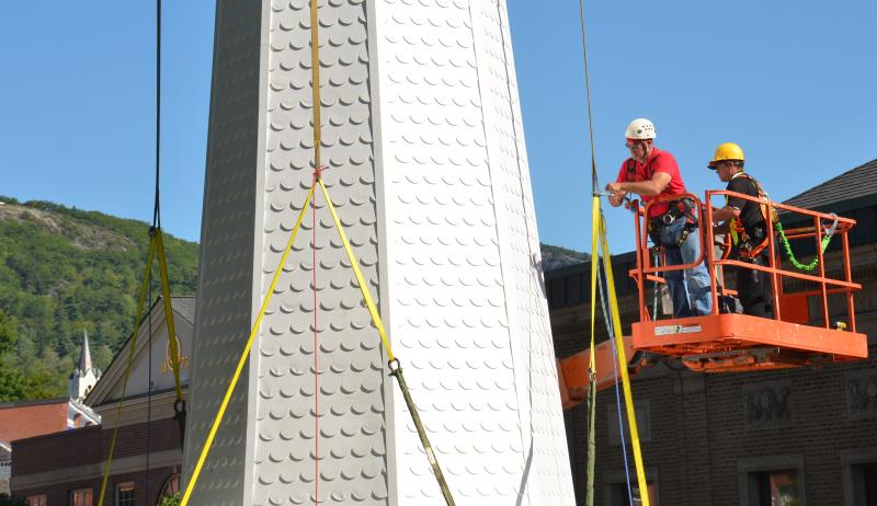 Tying off the lines before hoisting. (Photo by Lynda Clancy)