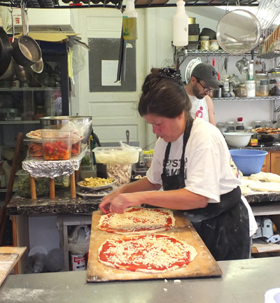 Del Paquin makes pizzas