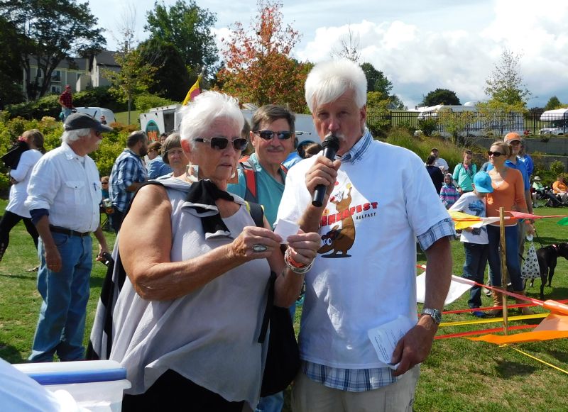 Founder Diane Wood and event MC Tim Woitowitz announce raffle winners. (photo by Erica Thoms)
