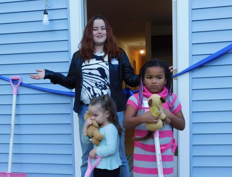 Brown and daughters Dayzi (right) and Dilyla gives thanks to the volunteers and supporters of HFHWC for their new home.
(photo by Erica Thoms)