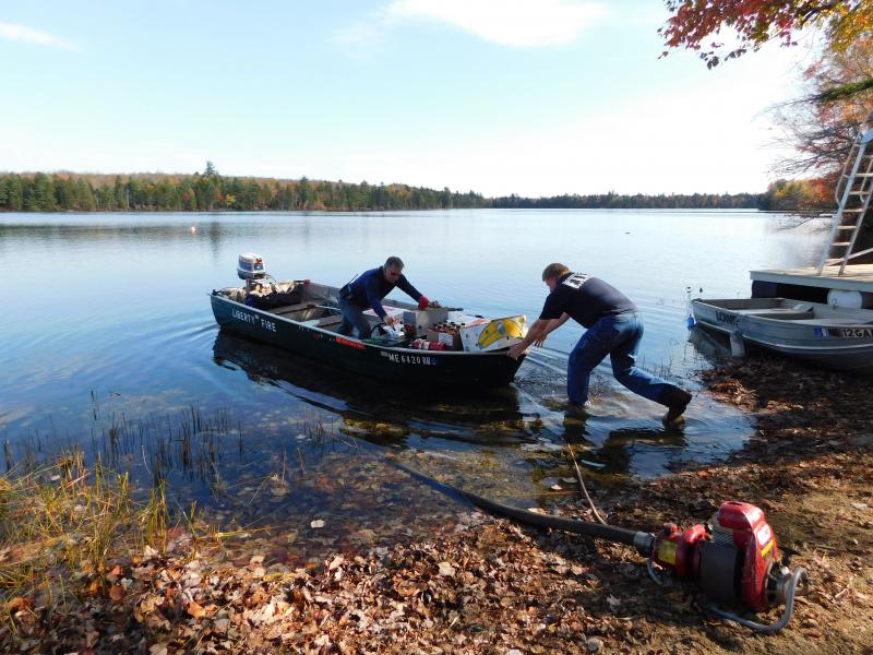 Liberty Fire Department Chief Bill Gillespie gets a push from Assistant Chief Herb Kronholm. Gillespie is taking pizza and Gatorade to the men and women working in the forest. (photo by Erica Thoms)