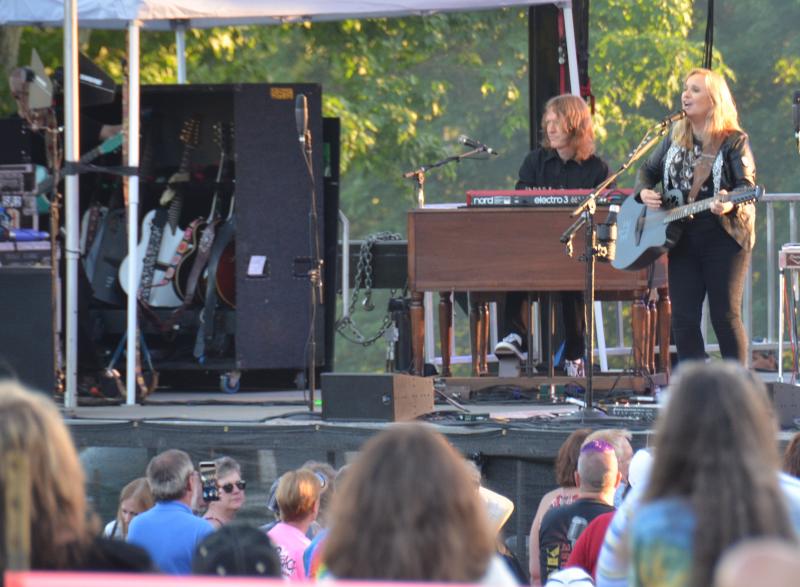 Melissa Etheridge steps onto the stage promptly at 7:30 p.m. (Photo by Lynda Clancy)