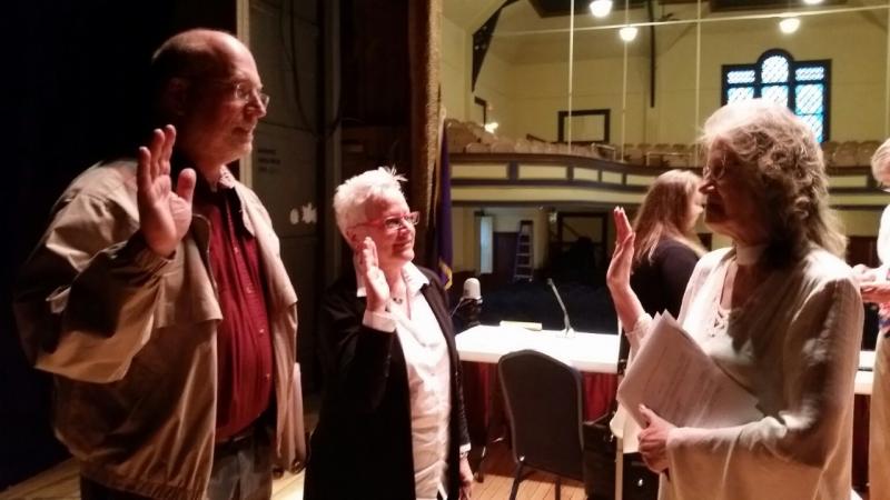 New Rockport Select Board members Jeff Hamilton and Debra Hall are sworn in by Town Clerk Linda Greenlaw. (Photo by Sarah Shepherd)