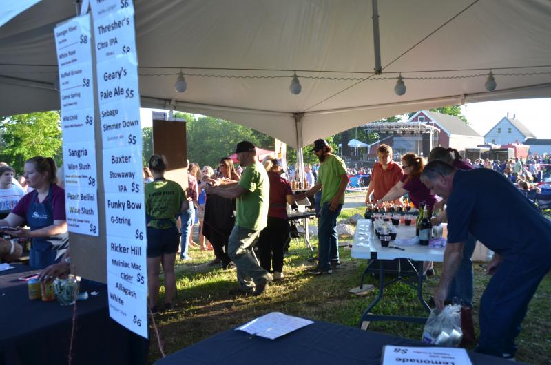 The audience stood in long lines for their beverages. (Photo by Lynda Clancy)