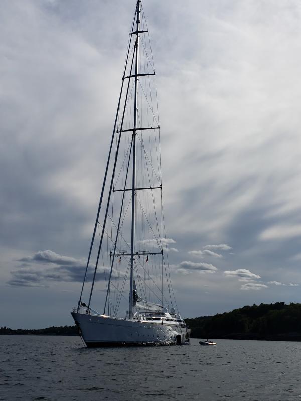 single mast sailboat