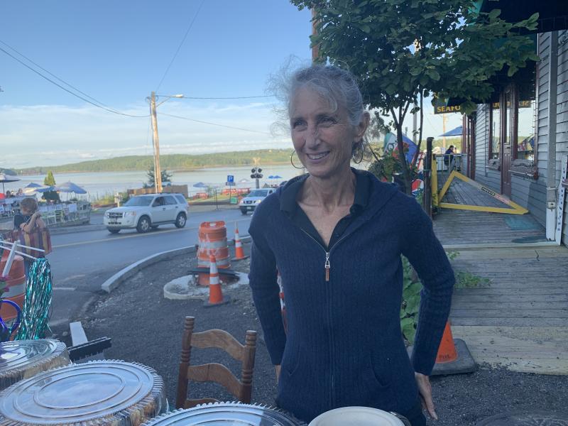 Sarah’s Cafe’s Susan Robson mans a table of free lemonade and more during the Aug. 29 art walk. SUSAN JOHNS/Wiscasset Newspaper