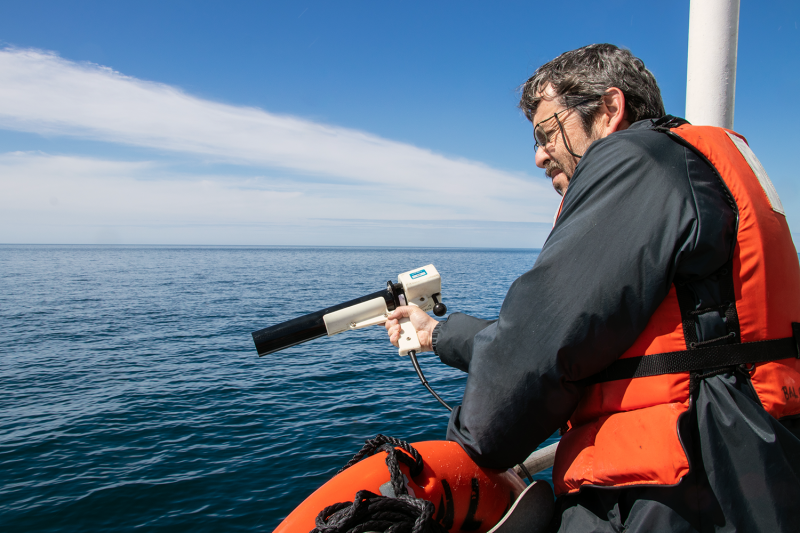 Senior Research Scientist Barney Balch collects ocean optics data during a research cruise in the Gulf of Maine. Balch is part of a team of researchers that has established a new approach to detect algae and measure key ocean properties using light, based on their research in the Gulf of Maine and beyond. Courtesy of Bigelow Laboratory for Ocean Sciences
